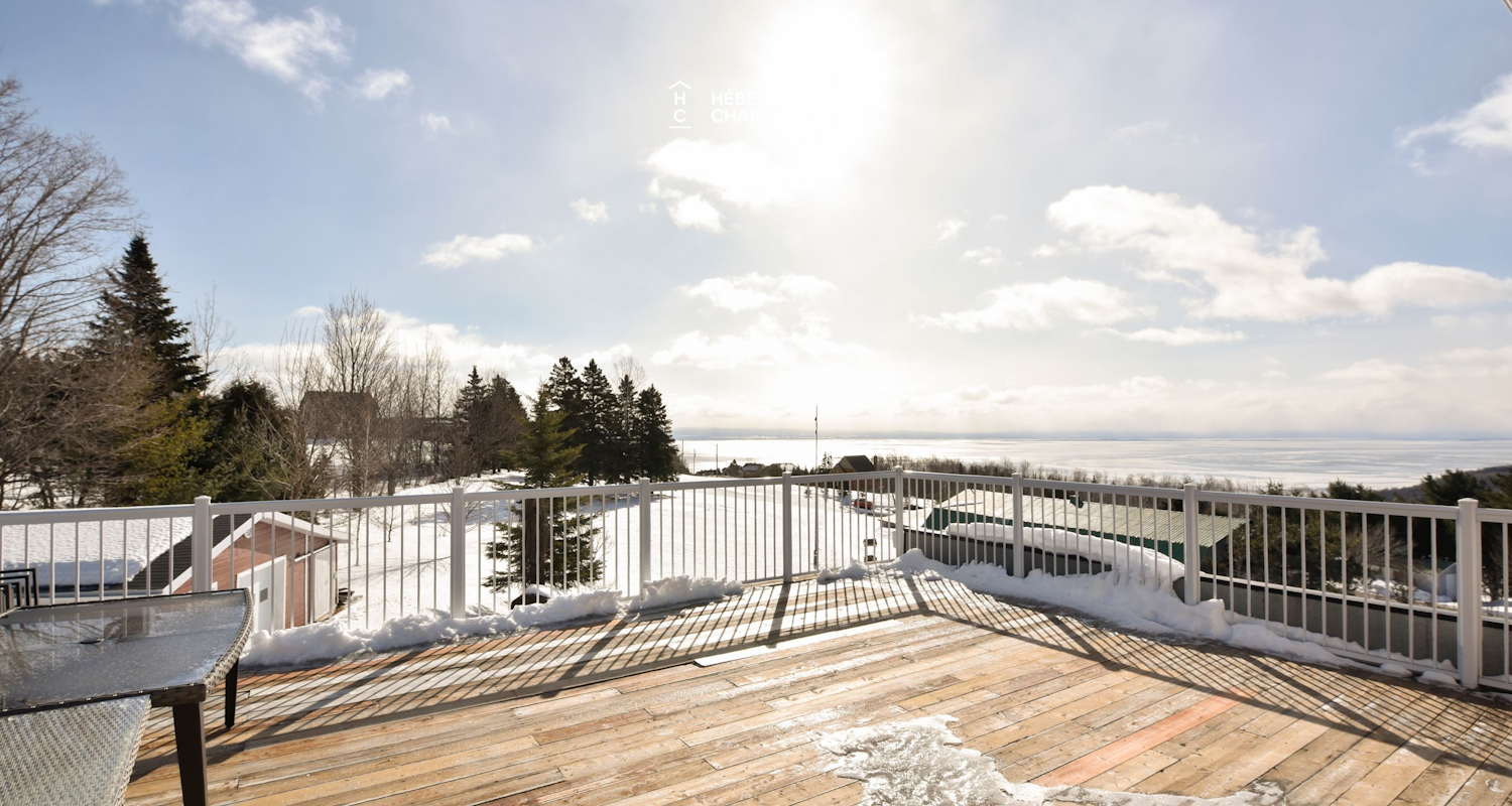 MAR-17 - Roof terrace with river view.